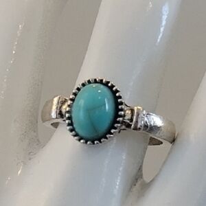 FREE💥 WITH 3/$30 BUNDLE💥 Elegant Silver Plated and Turquoise Ring
